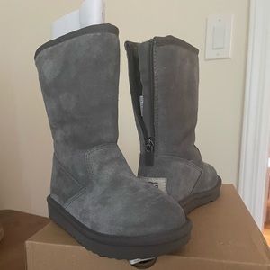 UGG "LIL SUNSHINE" LITTLE GIRLS SUEDE BOOTS~NEW IN BOX
SIZE: Toddler Girl 11